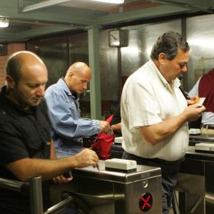 Da retribuire i 5 minuti dalla strisciatura del badge all’accensione del Pc, lo stesso vale in uscita
