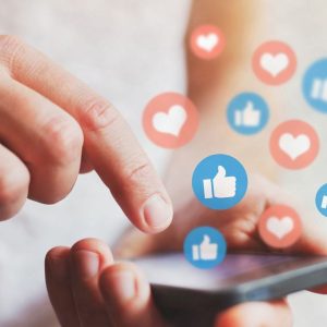 Nuove regole, cause e accordi: pressing su social media e piattaforme digitali