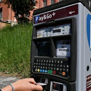 Tenta di rubare 1 euro e 10 centesimi da un parcometro, assolto dopo 9 anni in Cassazione