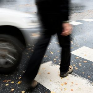 Nuovo Codice della strada, il pedone sulle strisce dovrà fermarsi e verificare di essere stato visto