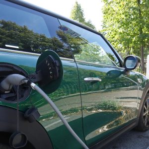 Auto elettrica, così il condomino senza box può beneficiare della colonnina di ricarica