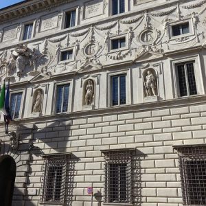 Il crocefisso negli edifici pubblici non può essere imposto