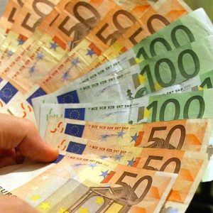 Furto per chi mente sul resto ricevuto dalla cassiera