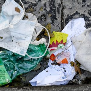 L’abbandono dei rifiuti sarà punito con la confisca