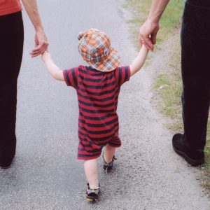 Figli fuori dal matrimonio, stop automatismi nella scelta del cognome
