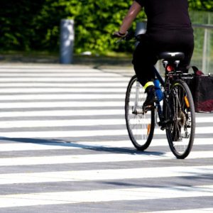 Nuovo Codice della strada: in bici si potrà attraversare sulle strisce ma bisognerà scendere se ci sono pedoni