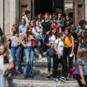 Governo a caccia di coperture per  pagare  la card a tutti i precari